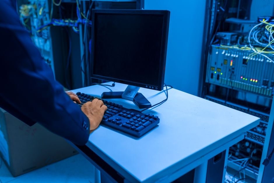Troubleshooting a Windows computer at a desk