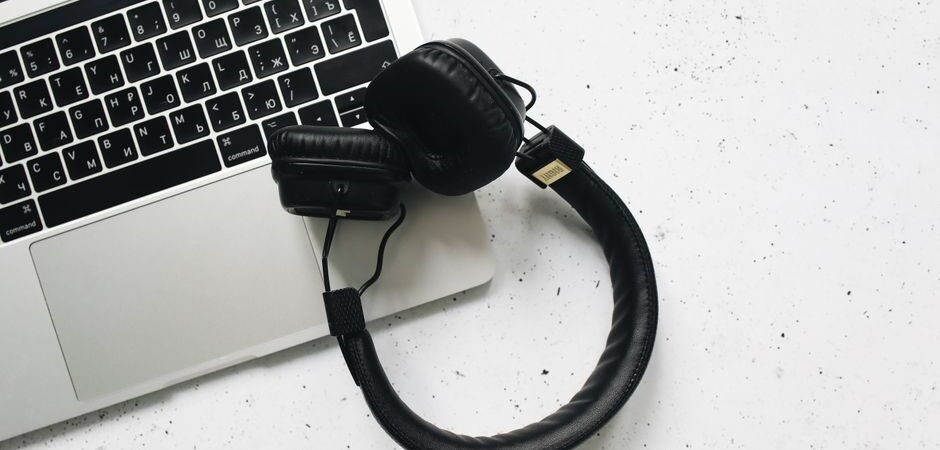 Windows Keeps Playing Sound Through the Speaker Even With Headphones Plugged In? The 5 Fixes That Actually Work