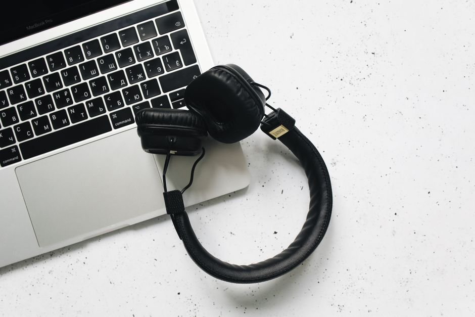 Windows Keeps Playing Sound Through the Speaker Even With Headphones Plugged In? The 5 Fixes That Actually Work
