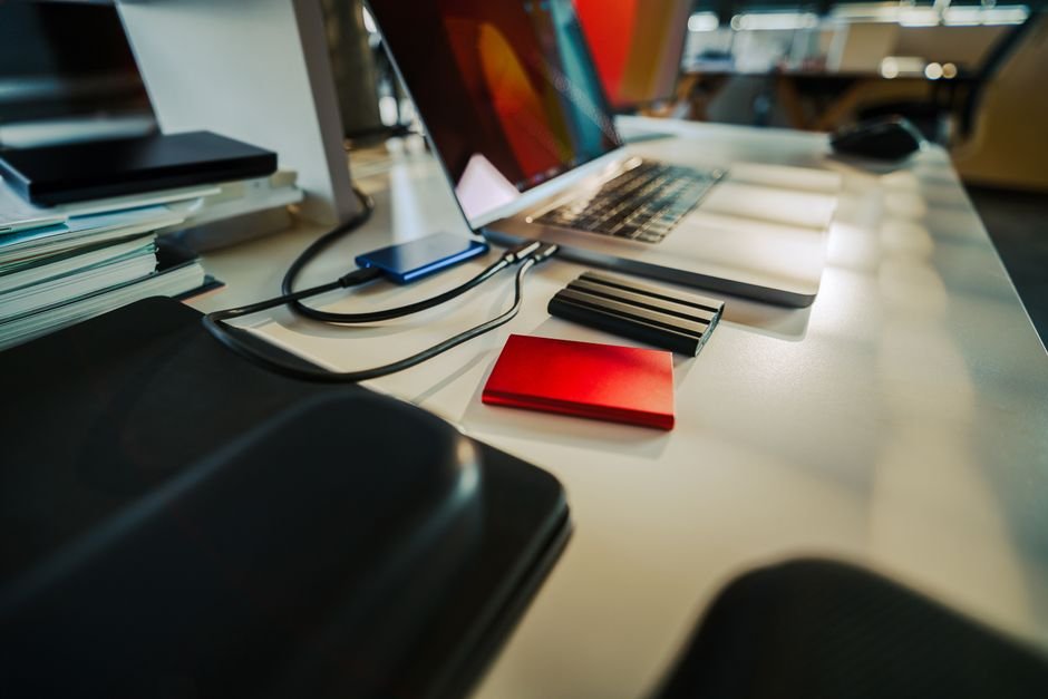 Close the Lid Without Killing Your Laptop: Stop Sleep Mode on Windows & Mac