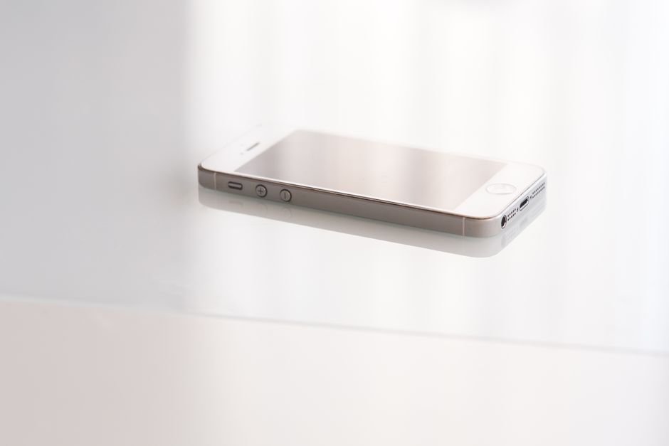 Simple flip phone representing Christopher Nolan’s no-smartphone rule