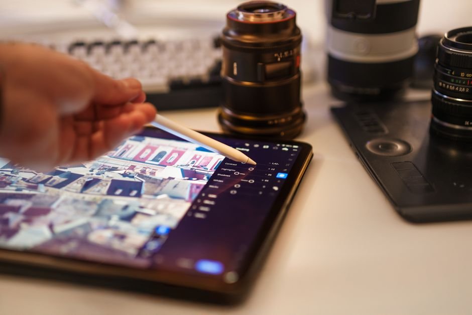 Comparing JPG and PNG image formats on laptop screen