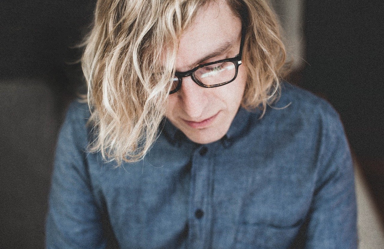 Man wearing clean eyeglasses