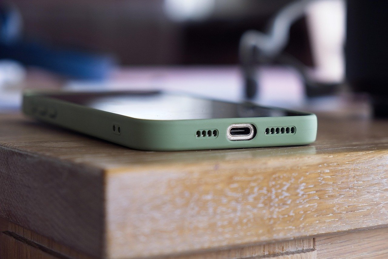 Transparent smartphone glass design
